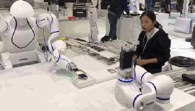 雙臂協(xié)作機(jī)器人、柔性機(jī)器人與工作人員 組成的新型機(jī)器人工作站