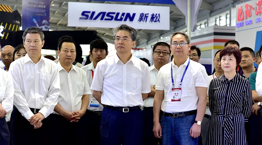 遼寧省委宣傳部部長(zhǎng)張福海，沈陽(yáng)市委宣傳部部長(zhǎng)馮守權(quán) 蒞臨新松展位參觀指導(dǎo)