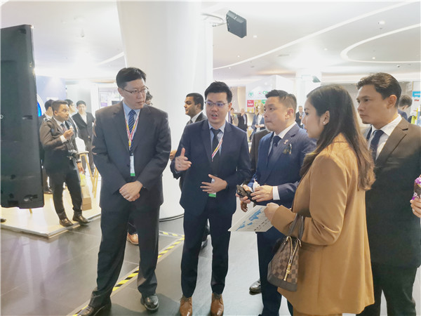 馬來西亞國際貿(mào)易及工業(yè)部長拿督達勒雷京親臨新松展位.jpg