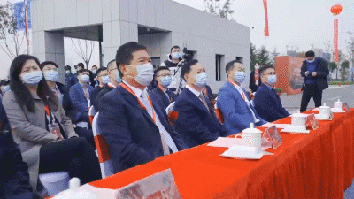 新松公司副總裁、智能裝備BG總裁劉子軍出席中遠(yuǎn)海運(yùn)智能產(chǎn)線啟動(dòng)儀式.gif