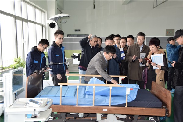 遼寧省老齡產(chǎn)業(yè)協(xié)會組織專家、企業(yè)代表蒞臨新松參觀考察