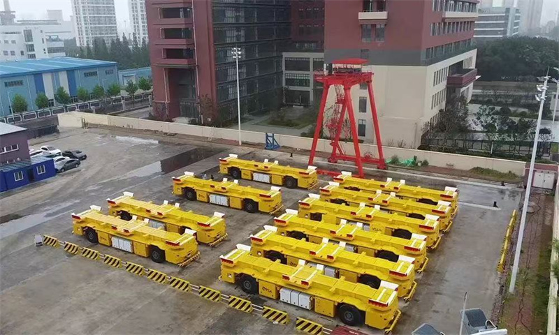 指尖新聞——【走進“國際沈”】連創(chuàng)里程碑！新松港口移動機器人海外累計交付超100臺，全球首臺空集裝箱堆碼機器人正式發(fā)布